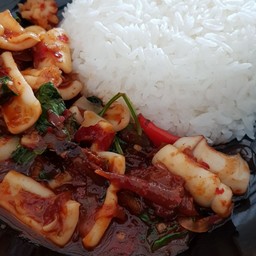 ข้าวหมึกผัดพริกเผา