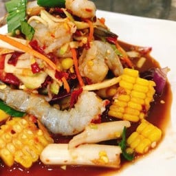 ยำมะม่วงกุ้งสดไหลบัวข้าวโพด