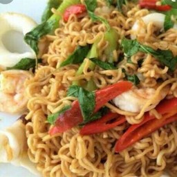 มาม่าผัดขี้เมาทะเล