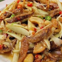 ยำมะม่วงปลากรอบ