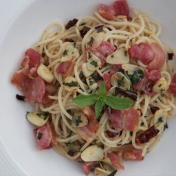 สปาเก็ตตี้พริกแห้งเบค่อน
