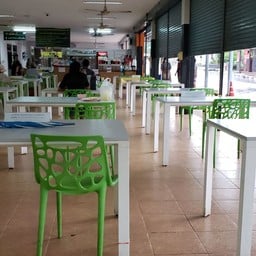 ที่นั่งแบบเว้นระยะห่าง มีเชือกผูกขาเก้าอี้ด้วย