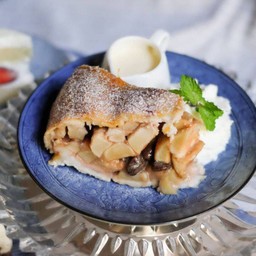 Apple pie with vanilla sauce