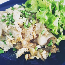 เส้นใหญ่คั่วไก่,หมู