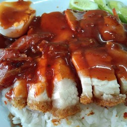 ข้าวหมูแดง+หมูกรอบ + กุนเชียง + ไข่