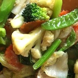 ข้าวราดผัดผักรวมมิตรหมูกรอบ