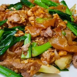 เส้นใหญ่ผัดซีอิ้ว