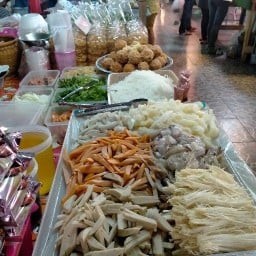 ร้านยำรสเด็ดแม่ตุ๊กแก