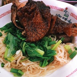 บะหมี่หยกน่องไก่ตุ๋น