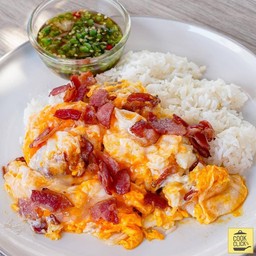 ข้าวไข่ขยี้เบคอนกรอบ