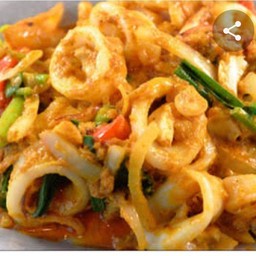 ปลาหมึกผัดไข่เค็มราดข้าว