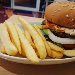 A burger only and chips เบอร์เกอร์เท่านั้น + ชี้ปศ  [B6]