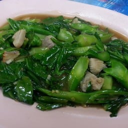 ผัดผักคะน้าใส่ปลาเค็ม