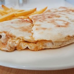 Pita toast + chips ขนมปังพิต้า + มันฝรั่งทอด [T6]