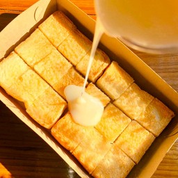 ขนมปังปิ้งเนยนม