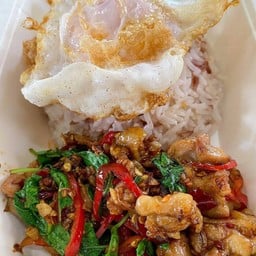 ข้าวกะเพราไก่ไข่ดาว
