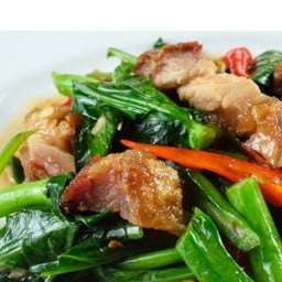 คะน้าหมูกรอบราดข้าว