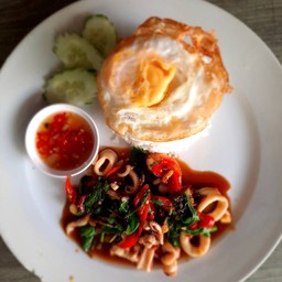 ข้าวผัดกระเพราทะเลไข่ดาว