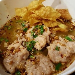 ก๋วยเตี๋ยวต้มยำสุโขทัย หมูบะช่อ