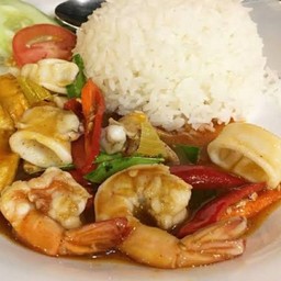 พริกเผากุ้งหมึกราดข้าวพิเศษ