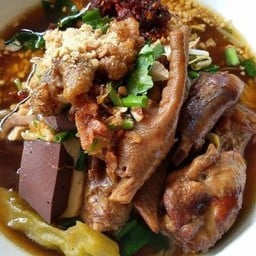 ก๋วยเตี๋ยวไก่มะระหน้าร้านทอง
