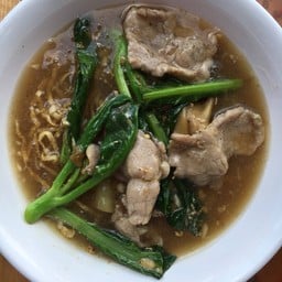 ราดหน้าเอ็มไพร์ เจ๊นัน ปากซอยสุขสวัสิ์10 ร้านข้างเซเว้น