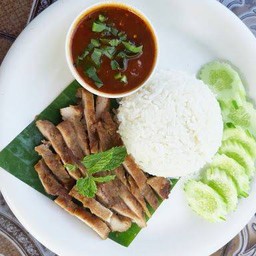 ข้าวหน้าหมูย่างน้ำจิ้มแจ่ว