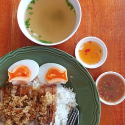 ข้าวหน้าหมูสามชั้นทอด + ไข่มะตูม ตกใจทรงไข่มะตูมนิดนึง