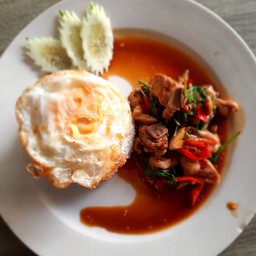 ข้าวผัดกระเพราไก่ไข่ดาว