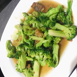 ผัดบล็อคโคลี่หมูกรอบ
