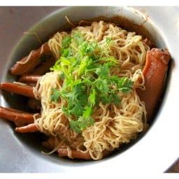 ขาห่านอบบะหมี่