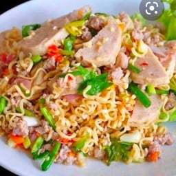 ยำมาม่าหมูสับ