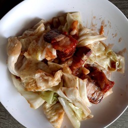 กระหล่ำปีผัดหมูกรอบ