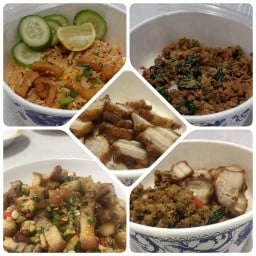ข้าวผัดพริกเผากากหมูข้าวหมูทอด