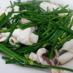 ผัดดอกกุ๋ยฉ่ายใส่ปลาหมึก