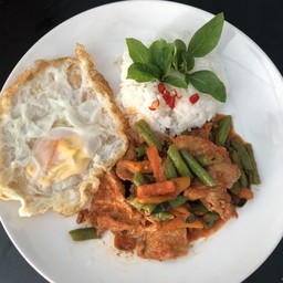 ผัดพริกแกงถั่วฝักยาวหมูชิ้นราดข้าว