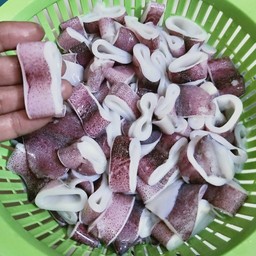 ทางร้านใช้ปลาหมึกแดง เหตุเพราะไม่ผ่านการดอง เวลาผัดสู้ไฟ ล้างเกลือทุกครั้ง สะอาด