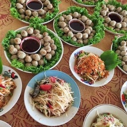 ลูกชิ้นหมูปิ้งนายวรวัฒสาขาตลาดเสรีสาย5 ตลาดเสรีพุทธมณฑลสาย5