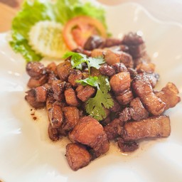 หมูสามชั้นคั่วน้ำปลา (กับข้าว)