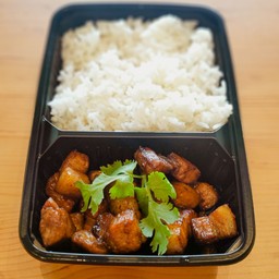 ข้าวราดหมูสามชั้นคั่วน้ำปลา