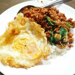 กระเพาหมูสับรสเจ็บจี้ดดดด ไข่ดาวทอดร้อนๆ ทานกับข้าวหอมมะลินุ่มๆ รสชาติโดนใจ