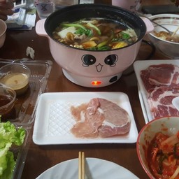 น้ำซุปชาบูรสกลมกล่อม น้ำจิ้มรสเด็ด พร้อมหม้อ กิมจิรสชาติเข้มข้นมากๆ