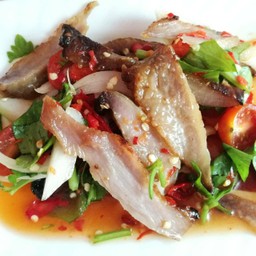 ยำคอหมูย่าง