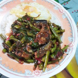 พริกแกงปลากระป๋องผ้กบุ้ง  ไข่ดาวราดข้าว