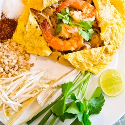 ผัดไทยกุ้งสดห่อไข่