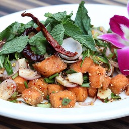 ลาบปลาแซลมอนทอด