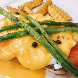 Eggs Benedict Asparagus & Smoked Salmon
