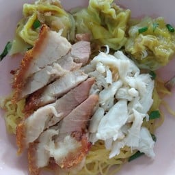 บะหมี่เกี๊ยวปู+หมูกรอบ