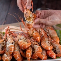กุ้งหัวไข่เป็นๆผัดซอสรอยัล