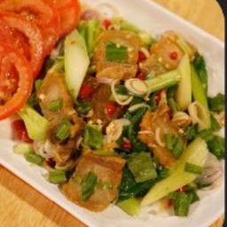ยำหมูกรอบลุยสวน
